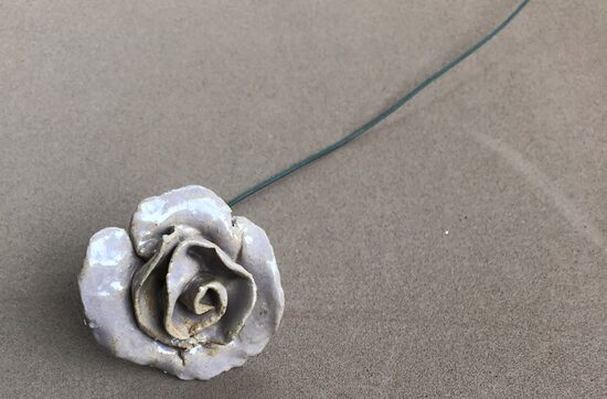 Keramikblume (hell) mit Stiel